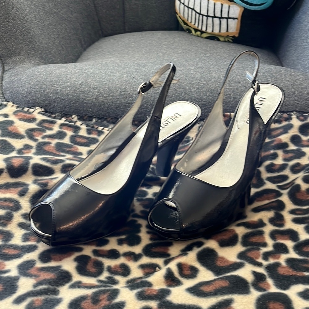 Unlisted Kenneth Cole peep toe sling back black patten leather looking shoe. 9
